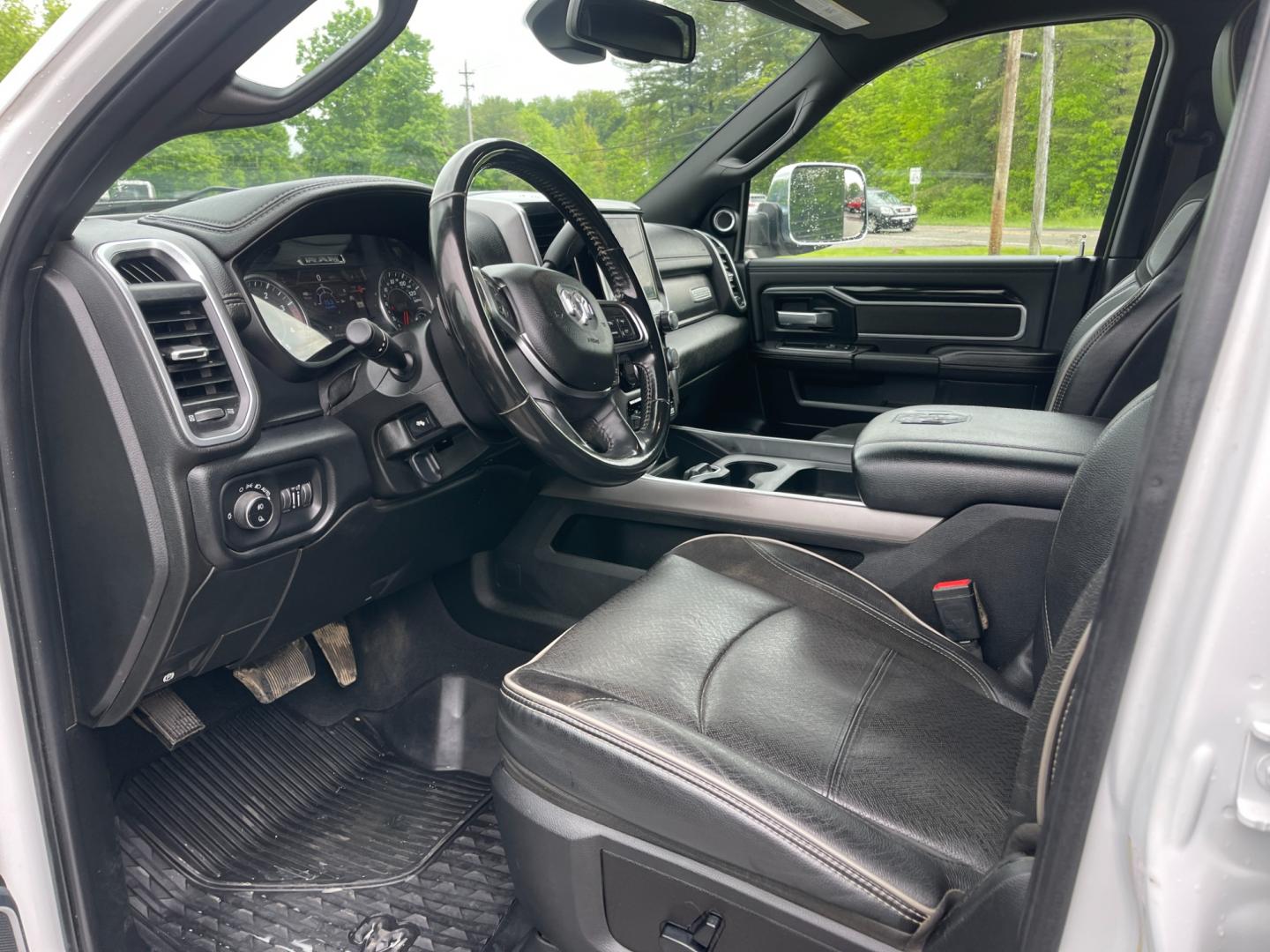 2020 White /Black RAM 2500 Laramie Crew Cab SWB 4WD (3C6UR5FL7LG) with an 6.7L I6 OHV 24V TURBO DIESEL engine, 6A transmission, located at 11115 Chardon Rd. , Chardon, OH, 44024, (440) 214-9705, 41.580246, -81.241943 - This 2020 Ram 2500 Laramie Crew Cab is a powerhouse pickup truck designed for serious towing and hauling capabilities. Under the hood lies a 6.7L Cummins Turbo Diesel engine mated to a 6-speed 68RFE transmission with 3.73 gearing, producing an impressive 370 hp and a staggering 850 lb-ft of torque. - Photo#20